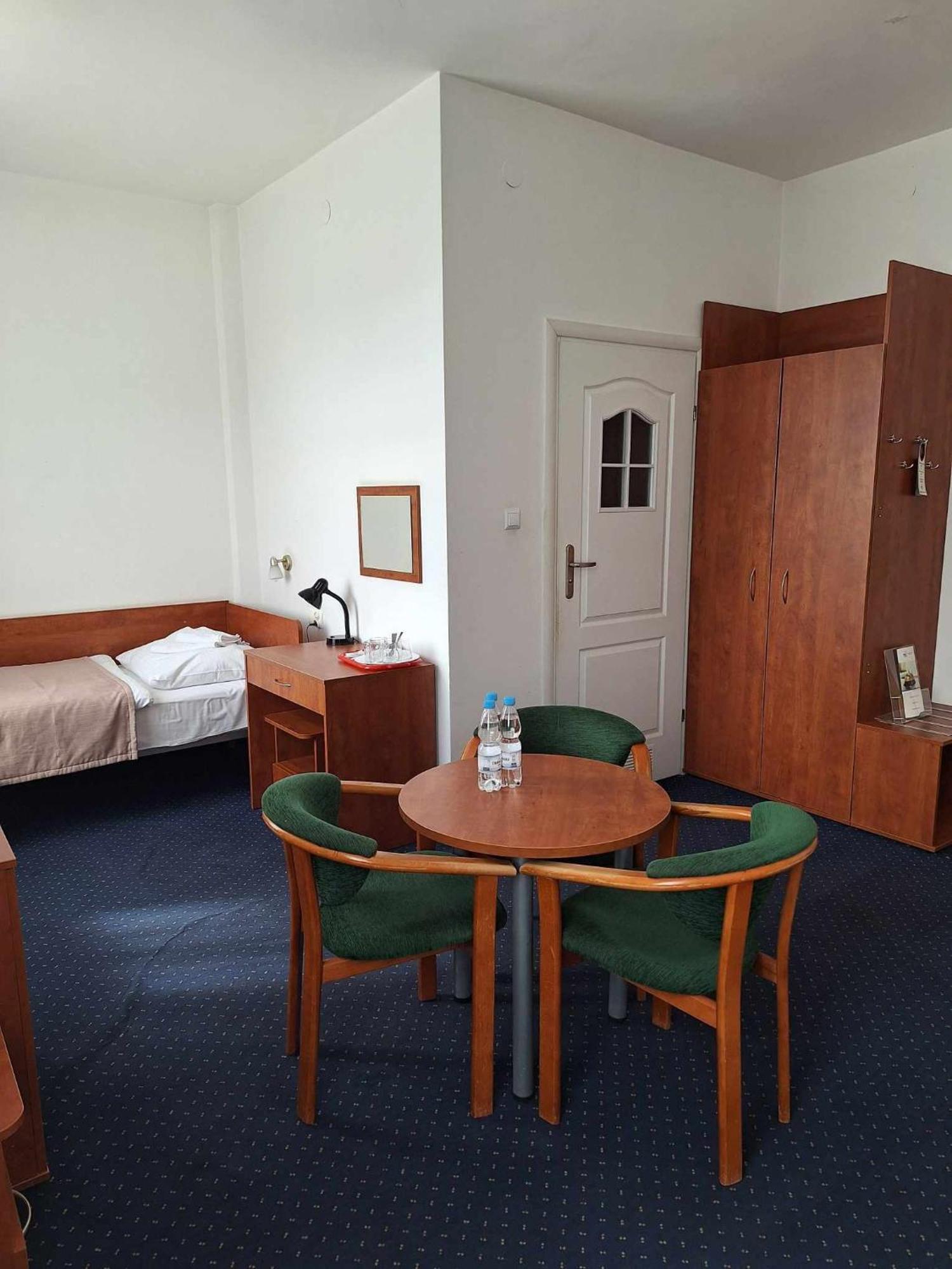 Hotel *** Nat